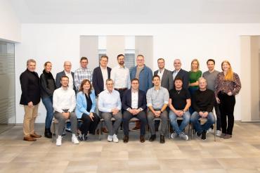 Sitzend von links nach rechts: Stefan Lehmeier, Angelika Kefer, Anton Reiter, Manuel Paula, Jürgen Herrmann, Günther Steidle, Karl Römer.  Stehend von links nach rechts: Stefan Stemmer, Claudia Ottinger, Jürgen Schulz, Hubert Ziegelmeier, Martin Roger, Alexander Appel, Alexander Meßner, Klemens Heininger, Florian Schweinböck, Marina Erdt, Matthias Bernecker, Daniela Lauer. Nicht auf dem Bild: Lukas Miller.