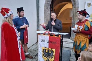 Zum ersten Mal in der Stadtgeschichte wurde das Nördlinger Rathaus gestürmt. Oberbürgermeister David Wittner (2. v. r.) übergab den goldenen Schlüssel an „Königin“ Verena Siegel (ganz links), während Türmer Norbert Jawansky (2. v. l.) den närrischen Auftakt moderierte.