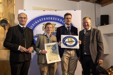 Finanz- und Heimatminister Albert Füracker verleiht Auszeichnung „Musikantenfreundliches Wirtshaus“ an das Romantik Hotel Zum Klosterbräu, Neuburg a.d.Donau, Landkreis Neuburg-Schrobenhausen. Die Veranstaltung fand in der Bäldleschwaige in Tapfheim statt. 