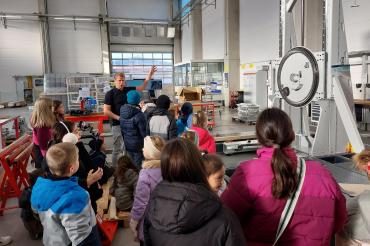 Auf einem Rundgang wurden den Kindern das Unternehmen gezeigt.