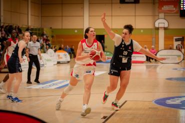 Natalie Kucowski (weißes Trikot) gelang ein Double-Double für die Angels.