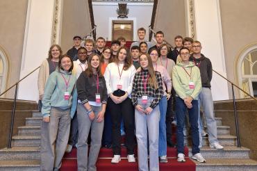 Die Schülerinnen und Schüler der Q13 des THG Nördlingen im Bayerischen Landtag.