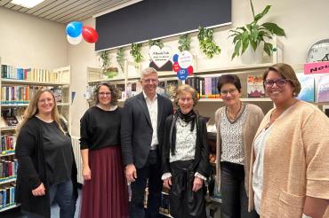 Am 11. November feierte im Rahmen einer kleinen Feierstunde die Gemeindebücherei in Mertingen ihr 60-jähriges Jubiläum. Auf dem Bild zu sehen (von links): Mitarbeiterin Martina Schober, Mitarbeiterin Sonja Willhauck, Bürgermeister Veit Meggle, die ehemalige Mitarbeiterin der Gemeindebücherei Gerda Dietrich, die ehemalige Mitarbeiterin der Gemeindebüchereie Conni Mair und Christina Stegerhoff von der Landesfachstelle München für das öffentliche Bibliothekswesen.