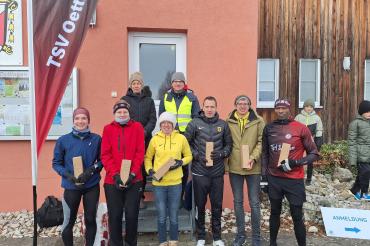 Die erstplatzierten des Hauptlaufes vorne von links Laura Popp (3.), Pia Schweitzer (1.), Theresa Griesbach (2.), Tobias Gröbl (1.), Manuel Leinfelder (2.) und Sufiyaan Ashaaloo (3.)
