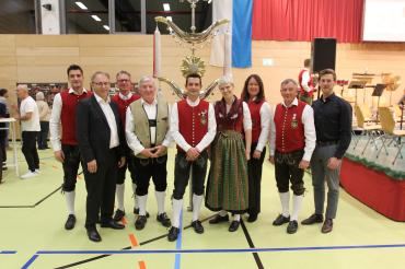 Auf dem Bild zu sehen (von links): Christian Keller, Marcus Helber, Jochen Ruf, Roland Stadlmayr, Simon Keller, Maria Keller, Angela Pflüger, Theo Keller, Andreas Löffler.