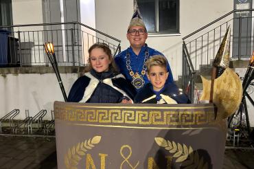 Das Kinderprinzenpaar Nele I. Hüterin des Olympischen Feuers (Wolff) und Noel I. von den Olympischen Kämpfern (Kampfinger) gemeinsam mit Präsident Johannes Schimmer. 