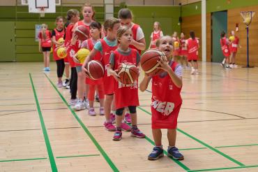 Das Bild zeigt Mädchen im Camp.