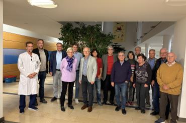 V.l.n.r.:  Prof. Dr. Kuch und Bernd Meyr - Vertreter des Stiftungskrankenhauses, Mitglieder des Freundes- und Förderkreises Stiftungskrankenhaus.