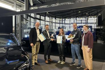 Joachim Fellner (Geschäftsführer Abel & Ruf), Matthias Hausmann (Regionalgeschäftsführer IHK Nordschwaben), Manuel Marks (kaufmännischer Ausbildungsleiter) und Claudia Marb (stv. Landrätin) (v.l.n.r.) gratulieren Annika Debler (mitte) zur Bestleistung. 