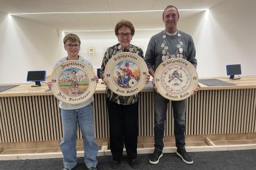 Nur strahlende Gesichter bei der Siegerehrung in der neuen Schießanlage (von links nach rechts): Jugendkönig Felix Dietenhauser, Schützenliesl Hedi Rohrer, Schützenkönig Roland Kaim.