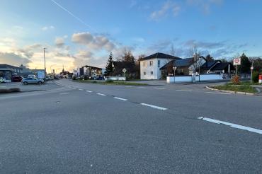 Die Kreuzung Oberer Kirschbaumweg und Neuburger Straße soll im kommenden Jahr mit einer Tempo30-Reduzierung entschärft werden. 