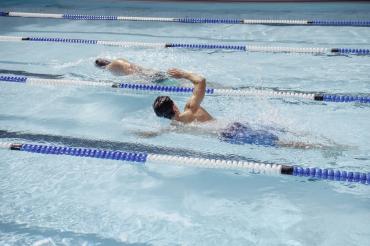 Tägliche Bewegung, hier Schwimmen, hilft, um gegen mentale Probleme anzukämpfen.