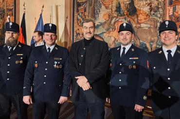Die Abgeordneten der Feuerwehr Genderkingen mit dem bayerischen Ministerpräsidenten Markus Söder (M.)