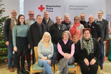 Auf dem Bild zu sehen (von links): Hintere Reihe: Martin Heilingbrunner, Georg Wiedemann, Franz Dürr, Günter Pfanz, Julian Linden, Arthur Lettenbauer. Mittlere Reihe: Sarah Schumann, Anton Hertle, Rudolf Poppe (38 Jahre Betriebszugehörigkeit), Astrid Schneider, Jürgen Staudinger. Vordere Reihe: Beate Rottmeier, Martina Gerstenmeyer, Josefine Schmidbaur (46 Jahre Betriebszugehörigkeit). 