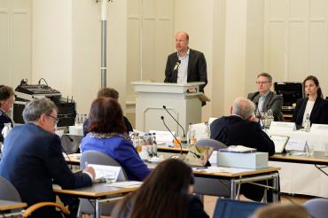 In seiner Haushaltsrede betonte Bezirkstagspräsident Martin Sailer, der Bezirk habe keinen Spielraum zum Sparen: „Wir führen zum ganz großen Teil Aufgaben und Vorgaben aus, die uns Bund und Freistaat auferlegen“.