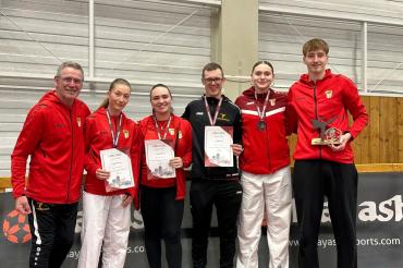 Stolz präsentieren Monheims Karatekas ihre Medaillen und Urkunden.