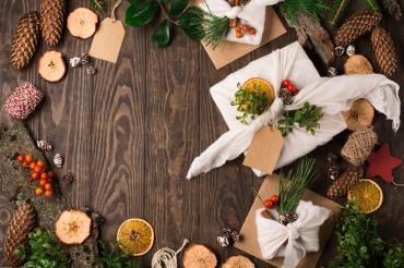 Natürliche Materialien und Stoff sind eine weihnachtliche und zugleich umweltfreundliche Möglichkeit Geschenke zu verpacken.