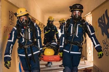 Das THW übt in einem realistischen Einsatzszenario in einem leerstehenden Gebäude. 