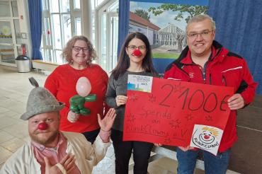 Auf dem Bild zu sehen (von links): KlinikClown „Muck“, Claudia Schaible, die die Idee für den Spendenzweck hatte, Rektorin Stephanie Winter und Oskar Stettberger von der Firma Brandschutz Stettberger, der den Basarerlös mit einer Spende in Höhe von 500 Euro aufgestockt hat.