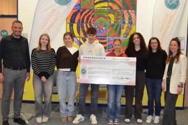 Die Abschlussklassen der Realschule Rain spendeten 1500 Euro für den guten Zweck. 