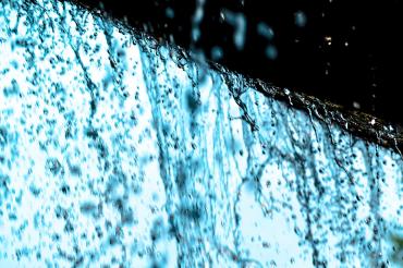 Das Bild zeigt Starkregen.