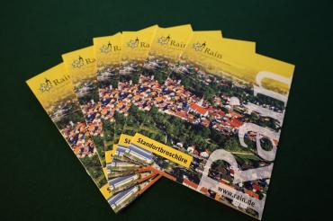 DIe neue Standortbroschüre der Stadt Rain. 