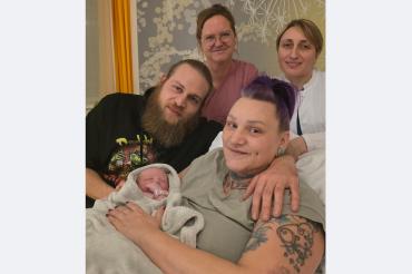 Mit den Eltern Julia und Rushan freuten sich Hebamme Heike Eber und Ärztin Gayane Ayvazyan über die Geburt von Jordan Malia.