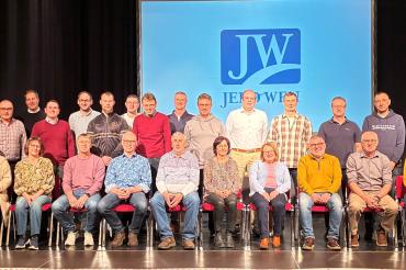 Das Foto zeigt 23 der 64 Jubilare. Hinten von links: Christian Wienand (10 Jahre), Martin Fischer (15), Daniel Mack (10), Wjatscheslaw Michel (10). Mittlere Reihe: Gerhard Meier (40) Chris Roser (10) Michael Lechner (10), Gerhard Frey (35), Bernd Hertle-Schweier (25), Dirk Freitag (15), Karl-Heinz Gutmann (15), Günter Gießl (35), Dieter Beyerle (35). Vordere Reihe: Karina Maurer (10), Irene Wieser (40), Leo Seefried (45), Klaus Uhl (40) Friedrich Huber (40) Conny Hertle (40) Ingrid Rößner (45), Thomas Präg 