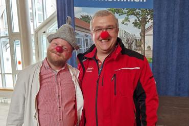 Oskar Stettberger, Inhaber der Firma (rechts) und ein Klinik-Clown. 