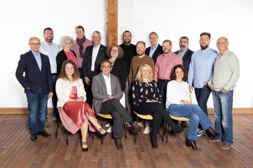 sitzend v. l. n. r.: Anna-Maria Bissinger, Kurt Niebler, Bettina Käser, Conny Kühling mittlere Reihe v. l. n. r.: Dr. Wolfgang Schroll, Claudia Schmuttermayer, Veit Meggle, Claudia Schaible, Florian Pfitzner, Johann Killisperger, Markus Fackler Jürgen Bauer hintere Reihe v. l. n. r.: Rüdiger Langer, Paul Sailer, Johannes Bschorer, Dr. Lutz Windmüller, Florian Karl