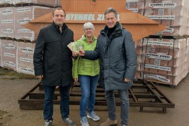 Das Bild zeigt: Johannes Stengel, Erna Rehm (Ziegelwerk) und Martin Obermann (Kinder wollen leben, spielen, lachen! e.V.). 