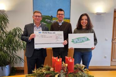 Spendenübergabe im Landratsamt Donau-Ries, von links Landrat Stefan Rößle (1. Vorsitzender des Vereins 1000 Schulen für unsere Welt e.V.), Roland Wiedenmann von der Fürst zu Oettingen-Spielberg'schen Verwaltung und Ramona Ruf (Koordinatorin Internationales im Landratsamt Donau-Ries