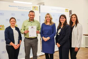 Auf dem Foto sind Beratungsrektorin Susanne Schleger, Schulleiter Christian Sattich, Kultusministerin Anna Stolz, Anja Neubauer und Martina Eichner.