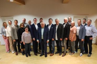 Die Kandidatinnen und Kandidaten des CSU-Stadtverbands Wemding: Sandra Eireiner, Ursula Weißgerber-Gräf, Steffen Stark, Anna Maria Unflath, Alexander Deckert, Waltraud Rembold-Zech, Christoph Lettenbauer, Nicolas Bumba, Markus Meyr, Gottfried Hänsel, Hans-Ludwig Held, Anton Eireiner, Josef Barta, Dominik Ebneth, Uwe Dunzinger, Mario Müller, Reinhold Berber, Wolfgang Strobel (v.l.n.r.). Es fehlten: Hans Hasmüller, Daniel Ostermeier