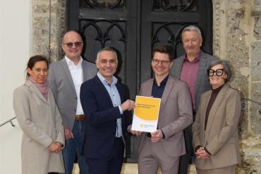 energie schwaben Auf dem Bild zu sehen (von links): Nicole Schwarz, Juristin bei der Stadt Nördlingen, Bernhard Kugler, Kämmerer der Stadt Nördlingen, Nihat Anaç, Geschäftsführer schwaben netz, David Wittner, Oberbürgermeister der Stadt Nördlingen, Uwe Sommer, Prokurist schwaben netz, und Gabriele Krybus, Konzessionsmanagement schwaben netz.