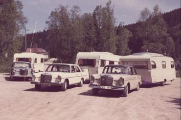 Parkende Autos mit Wohnwägen (Symbolbild), um 1960