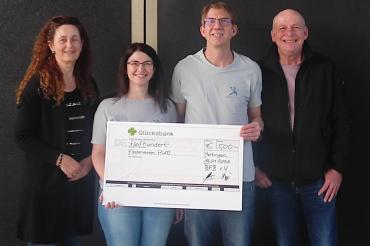 Auf dem Bild zu sehen (von links): Heike Hippe, Stephanie Winter, Markus Bügelsteiber und Hansrobert Schimmer bei der Spendenübergabe von „Bürger FÜR Bürger e.V.“ an den „Förderverein des Handballsports in Asbach-Bäumenheim e. V.“ 