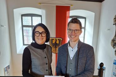 Die Feuerzangenbowle auf dem Nördlinger Weihnachtsmarkt sammelte 1.700 Euro für die Stiftung „Nördlinger Hilfe in Not“: Patricia Bonrath-Landgraf übergab die Spende an Oberbürgermeister David Wittner.