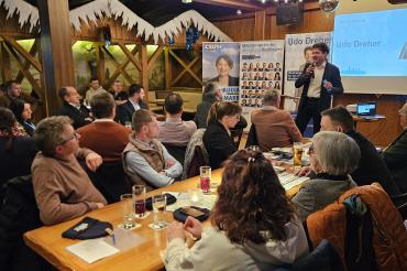 Im voll besetzten Gastraum des Pfäfflinger Gasthofs präsentierte OB-Kandidat Udo Dreher sich und seine Ideen für ein lebendiges Nördlingen.