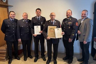 V.l.n.r.: Vorstand Sandro Schuhmann-Dannehl, Kommandant Uwe Rainer, Benedikt Förster, Reiner Dieter, Kreisbrandinspektor Alexander Bock, Bürgermeister Martin Scharr