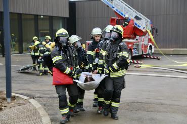 Vor der Eröffnung des Nördlinger Hallenbads wurde eine Großübung von Feuerwehr und Rettungsdiensten abgehalten.