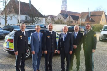 V.l.n.r.: Polizeivizepräsident Michael Riederer, Landrat Stefan Rößle, Polizeihauptkommissar Josef Mayer, Erster Polizeihauptkommissar Peter Grießer, Rains Erster Bürgermeister Karl Rehm, Polizeipräsident Martin Wilhelm