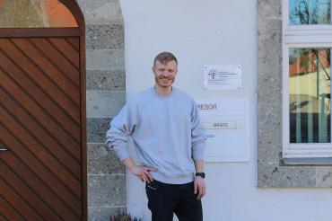 Bernhard Fischer vor seiner ersten eigenen Praxis im Rathaus Amerdingen.