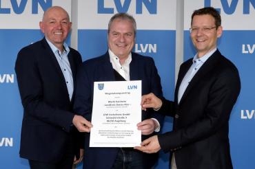LVN-Geschäftsführer Josef Wagner, Kaisheims Bürgermeister Martin Scharr und LEW-Vorstand Malte Sunderkötter nach der Vertragsunterzeichnung.