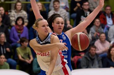 Ein Bild aus alten Tagen. Nicht nur Lisa Berthold (im Vordergrund) fehlt den Eigner Angels verletzungsbedingt. Das Duell gegen ALBA Berlin und ihre Schwester Marie am Samstag findet ohne sie statt.