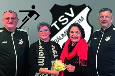 V.l.n.r.: Michael Förg (2. Abteilungsleiter TSV Bäumenheim, Abteilung Fußball), Saskia Utz, Rosmarie Schweyer (Glühwürmchen e.V.) und Holger Utz (Trainer TSV Bäumenheim).