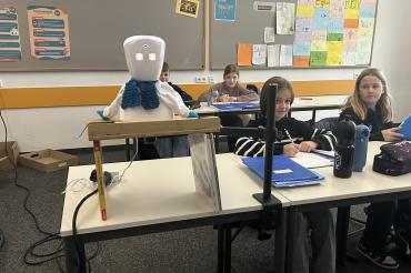 Avatar "Sam" im Klassenzimmer. 