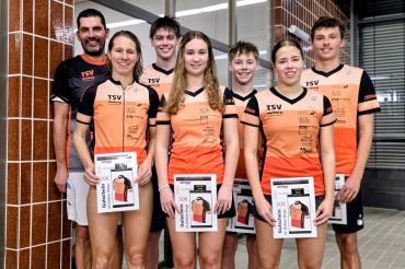 Das Bild zeigt von rechts: Die Sieger Luis Rühl, Nina Mayer, die Zweiten Joel Westphal, Julia Weiland sowie die Dritten Simon Naschwitz, Svenja Bauer sowie Trainer Jochen Rühl.