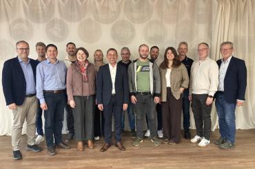  Bild zeigt von links: Steffen Dollmann, Florian Früh, Wolfgang Wiedemann, Christian Seidl, Landratskandidatin Claudia Marb, Andrea Peppel, Bürgermeister Wilhelm Rehklau, Jürgen Eichelmann, Niklas Kühn, Felix Besel, Lena Gerstmeier, Markus Schröppel, Jörg Scheuermann und Bezirkstagsvizepräsident Peter Schiele.