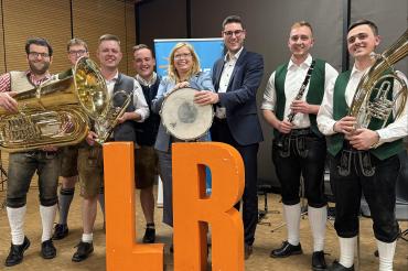 Die Dorfmusikanten spielten am Ehrenamt in Möttingen auf und beendeten den Abend mit der Bayernhymne. In der Mitte des Bildes sind Gabi Schmidt (MdL) und Michael Dinkelmeier zu sehen. 